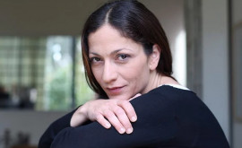 Уволенная изза отказа привиться израильская актриса устроилась уборщицей