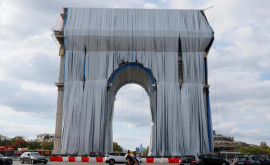 Arcul de Triumf din Paris este învelit cu un material textil