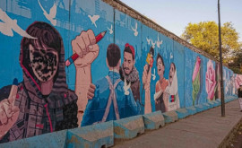 В Афганистане закрашивают рекламу и граффити с женскими лицами