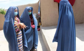 Афганские женщины протестуют по поводу новых правил ношения одежды навязанных талибами