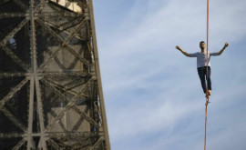 Performanță unică Francezul Nathan Paulin a parcurs o sfoară la 70 de metri înălțime