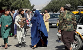Talibanii au ordonat femeilor care ocupă locuri de muncă masculine să stea acasă