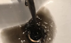 Locuitororii din Edineț au apă neagră în robinete