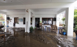 Сильнейший шторм в Греции превратил улицы в реки грязи