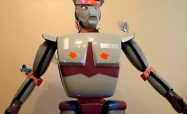 Un pensionar din Crimeea a construit un robot de înălțimea unui om