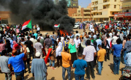 Во время протестов в Судане пострадали более 100 человек