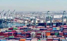 Număr record de nave cu mii de containere blocate în portul Los Angeles