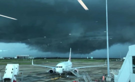В Австралии ветер столкнул самолет с погрузчиком