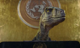 На трибуну штабквартиры ООН поднялся динозавр