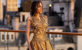 Анджелина Джоли снялась в золотом платье на лондонской крыше