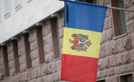 Флаг Республики Молдова над зданием парламента приспущен