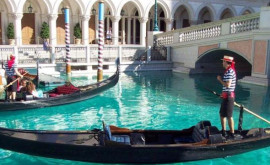 Гондольеры в Венеции протестуют против движения моторных лодок