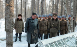 Гражданам КНДР запретили носить кожаные плащи похожие на те что носит Ким Чен Ын