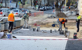 În centrul istoric al capitalei continuă reparaţia trotuarelor FOTO