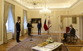 Bolnav de Covid președintele Cehiei a stat întrun cub de sticlă la depunerea jurămîntului premierului