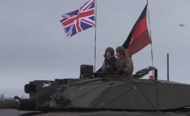 В Эстонии глава МИД Британии прокатилась на танке