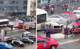 Momentul în care un autobuz a avariat 15 mașini în inima capitalei filmat