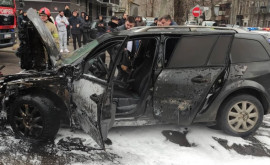 O mașină a fost cuprinsă de flăcări pe o stradă din Chișinău