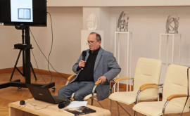 Artistul plastic Mihai Țăruș a prezentat o carte