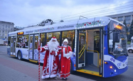 С 25 декабря в Кишиневе будет курсировать еще один туристический троллейбус с Дедом Морозом
