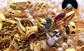 На открытии ювелирного магазина в Кишинёве владелец разбросал в толпу килограмм золота и серебра