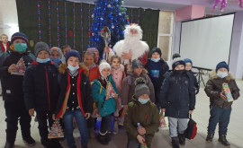 Детвору Молдовы продолжают радовать подарками