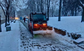 На дорогах Кишинева ведутся работы по уборке снега