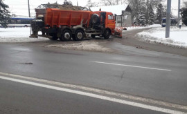 Как в Кишиневе чистят улицы от снега ФОТО