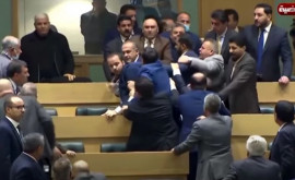 Scandal în Parlamentul Iordaniei Deputații sau luat la bătaie în timpul unei dezbateri