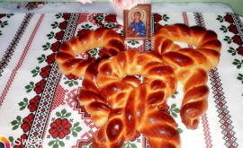 Moldovencele sînt în toiul pregătirilor de Crăciun Coc colaci și Crăciunei
