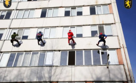 Polițiști deghizați în Spider Man la spitalul Valentin Ignatenco