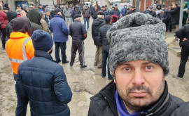 Lîngă clădirea CNA a avut loc un protest cu colinde în sprijinul lui Vasile Kostiuc 