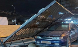 Последствия сильного ветра В столице рекламный щит упал на автомобиль