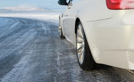 Pe traseele din țară circulația se desfășoară în condiții de iarnă