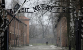 O turistă olandeză arestată după ce a făcut un salut nazist la poarta Auschwitz