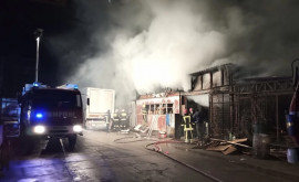 Столичные пожарные за ночь ликвидировали одновременно два пожара