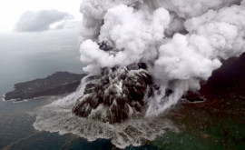 Un vulcan din Indonezia a aruncat în atmosferă o coloană de cenuşă de 1500 de metri 