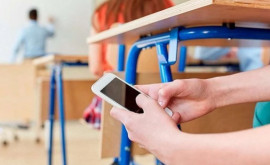 Municipalitatea analizează opțiunea de a reduce utilizarea telefoanelor în școli