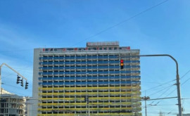 Fosta clădire a Hotelului Național vopsită în culorile drapelului Ucrainei