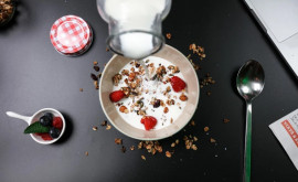 Noutate în diete Consumarea zilnică a iaurtului ridică starea de spirit