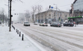 Изза снега движение на столичных улицах затруднено 