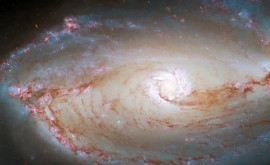Telescopul Hubble a fotografiat ochiul unei galaxii care privește din spațiul îndepărtat