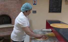 Владельцы заведения в ШтефанВодэ привезли пиццу в центр для беженцев