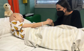 Анджелина Джоли посетила украинских детей в больнице в Риме