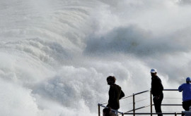Valuri uriaşe au acoperit celebra Bondi Beach din Sydney