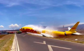 Momentul în care un avion al DHL aterizează forțat derapează și se rupe în două