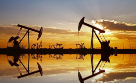 Preţurile petrolului au scăzut luni cu 4 
