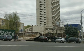 В Кишиневе ветер опрокинул забор на припаркованные машины
