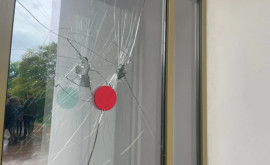 Ce se va întîmpla cu bărbatul care a spart geamul Parlamentului