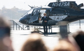 Том Круз пилотирует вертолет на палубе авианосца на мировой премьере своего фильма